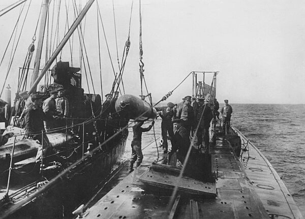 German submarine takes over torpedoes, 1917
