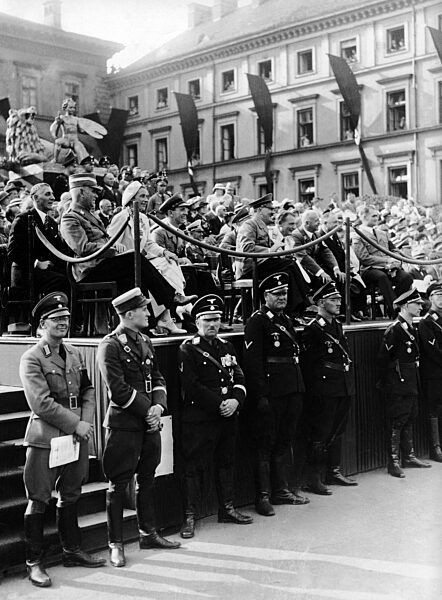 Adolf Hitler besucht einen Umzug am Tag der Deutschen Kunst in München, 1937