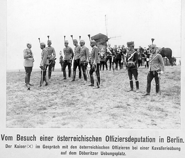 Kaiser Wilhelm II. mit österreichischen Offizieren in Döberitz, 1914