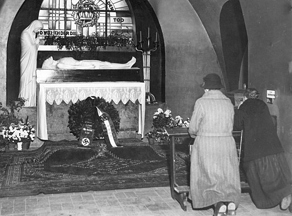Memorial to the fallen in a Catholic church in Berlin, 1936
