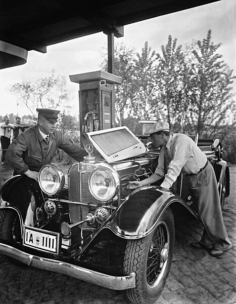 Willy Fritsch an einer Tankstelle, 1933