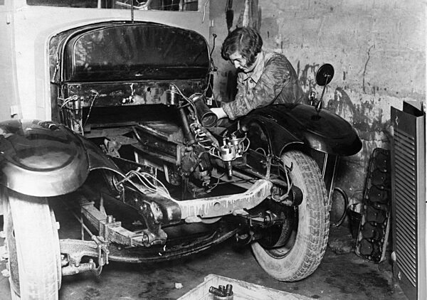 Weiblicher Schlosserlehrling, 1932