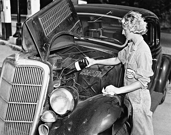 Kfz-Mechanikerin füllt Öl auf, 1937