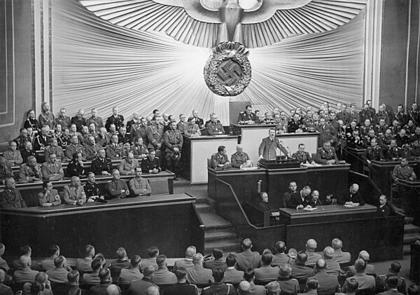 Adolf Hitler bei einer Rede im Reichstag, 1939