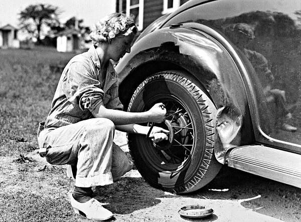 Frau beim Reifenwechsel, 1937