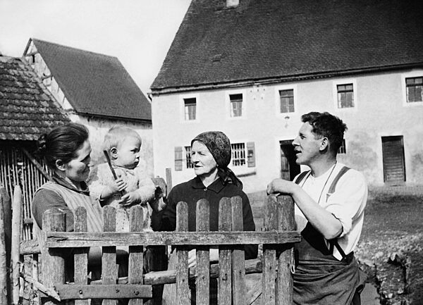 Drei Generationen einer Bauernfamilie, 1934