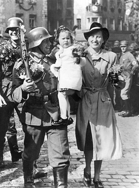 Deutscher Soldat mit seiner Familie in Berlin, 1940