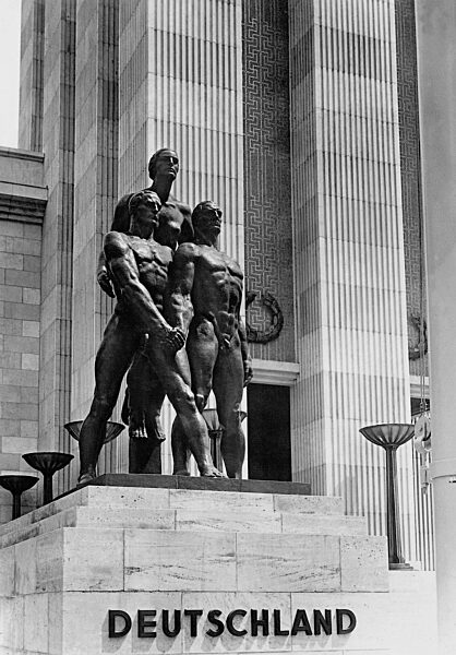 Bronze statue 'fellowship' in front of the German Pavilion, 1937