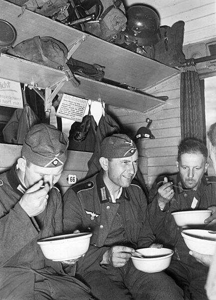Deutsche Soldaten essen im Zugabteil, 1941