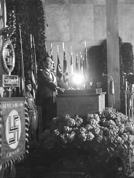 Hermann Goering at the exhibition "Schaffendes Volk", 1937