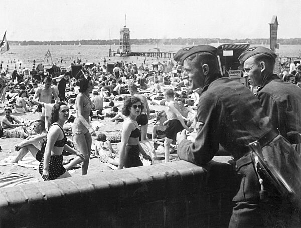 Soldaten der Waffen-SS am Strandbad Wannsee, 1940