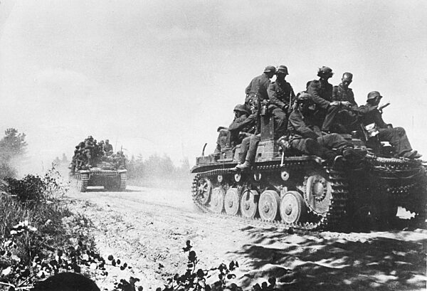 German infantry and tanks on the Eastern Front, 1941