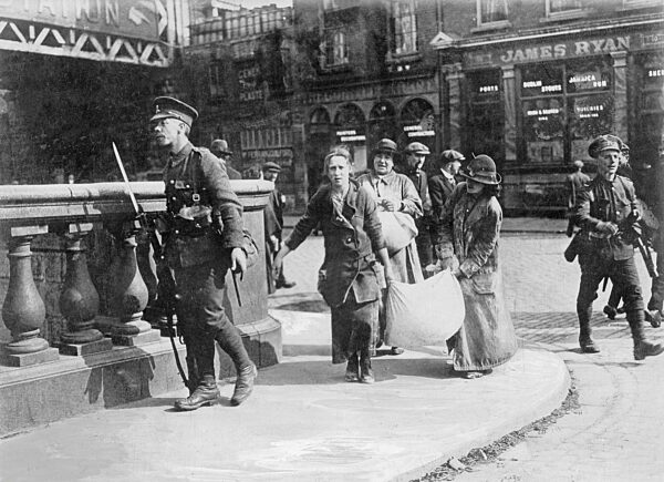 Evakuierung von Zivilisten nach den Osterunruhen in Dublin, 1916