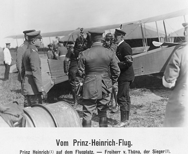 Heinrich von Preußen mit Rudolf von Thüna beim Prinz-Heinrich-Flug in Köln, 1914