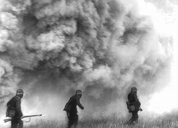 Deutsche Soldaten üben einen Gasangriff, 1918