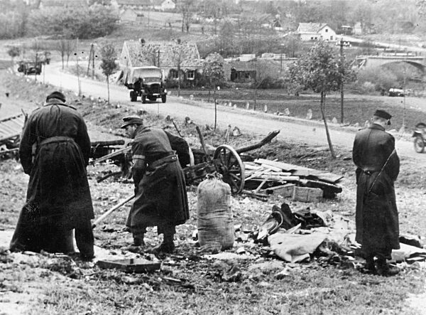 Reste eines Flüchtlingstrecks in Ostpreußen, 1944