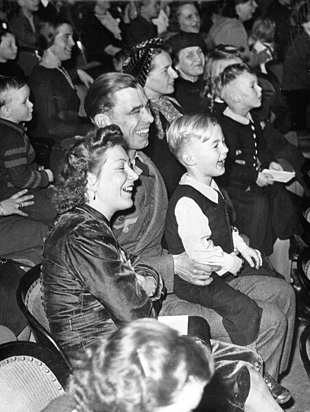 Heimaturlauber mit Familie auf einer Weihnachtsfeier, 1943