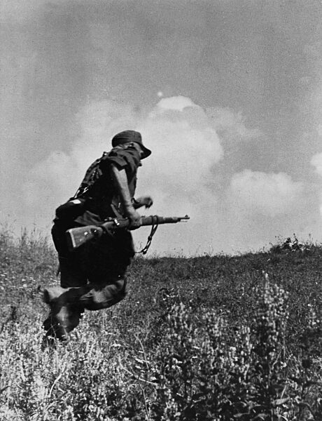 Deutscher Soldat beim Lauf über offenes Gelände, 1944