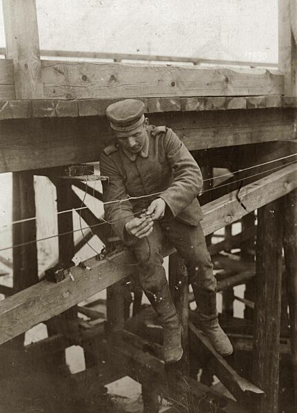 Deutscher Soldat beim Vorbereiten von Sprengladungen an der Westfront, 1918