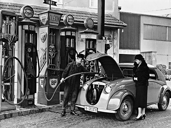 Tankstelle, 1937