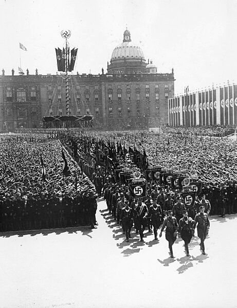 Fahnenparade zum Ersten Mai im Berliner Lustgarten 1937