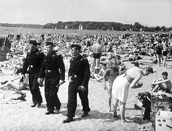 Deutsche Soldaten am Strand des Wannsees, 1940