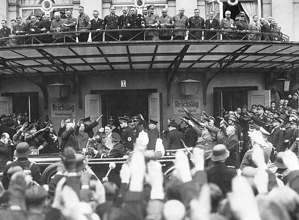 Adolf Hitler vor der Krolloper, 1933