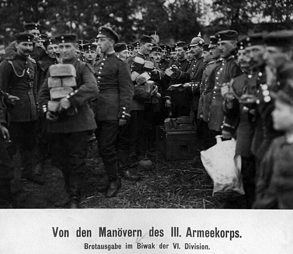 Brotausgabe während eines Manövers, 1912