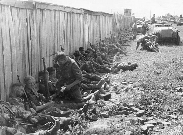 German soldiers rest on the advance in Russia, 1941