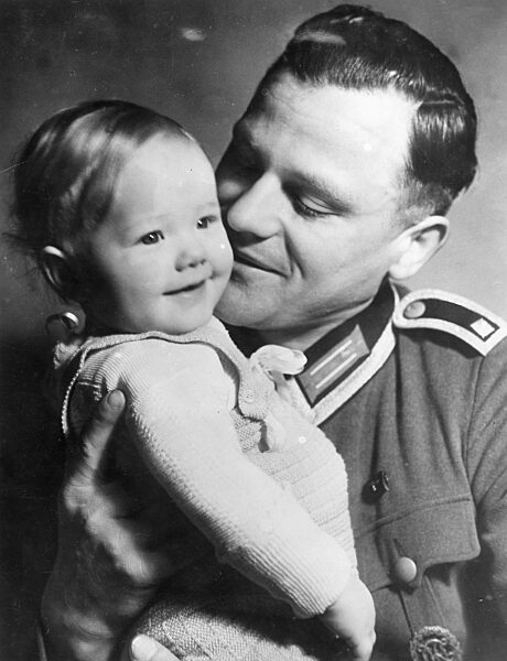 Soldat mit seiner kleinenTochter, 1942