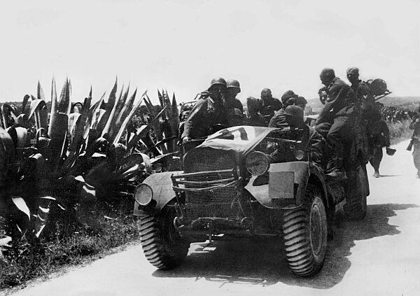 German paratroopers advance in Crete, 1941