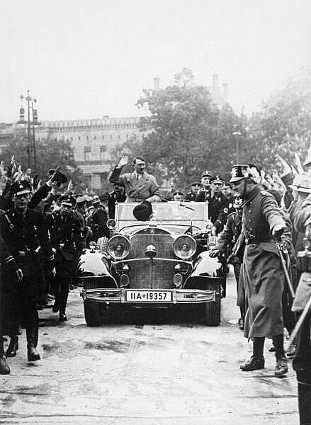 Adolf Hitler auf dem Weg zur Reichstagssitzung, 1933