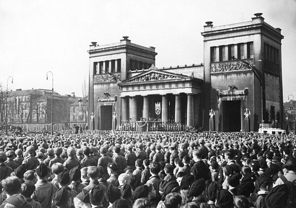 Hitlerjungen auf dem Königsplatz in München, 1934