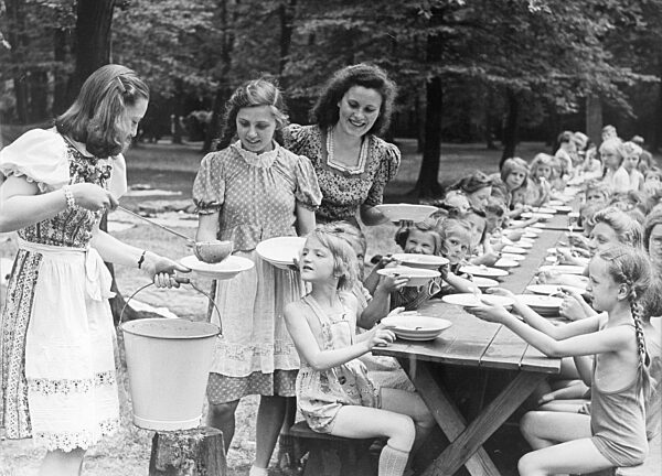Kinder erhalten in den Ferien Suppe, 1942