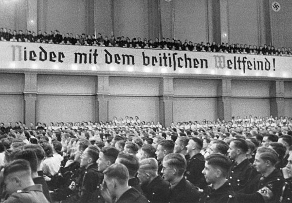 Hitlerjungen in einer Propagandaveranstaltung, 1940