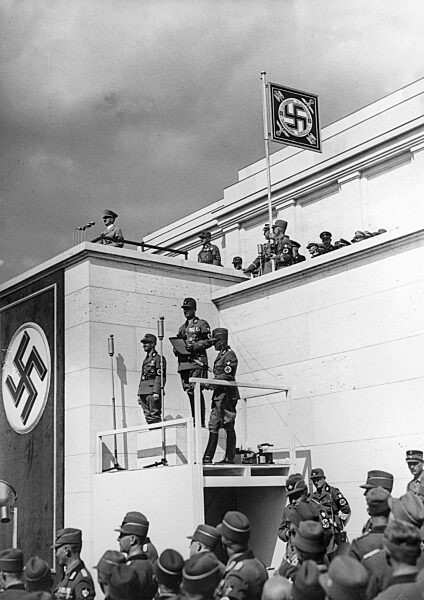 Lead singer of the Reich Labor Service, under the speaker's pulpit, 1937