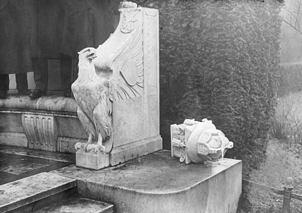 Zerstörte monarchische Symbole in Berlin, 1918