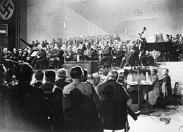 Heinz Goedecke bei der Propagandasendung "Wunschkonzert" im Zweiten Weltkrieg