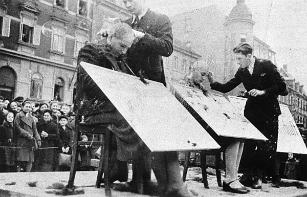 Frauen werden an den Pranger gestellt und geschoren