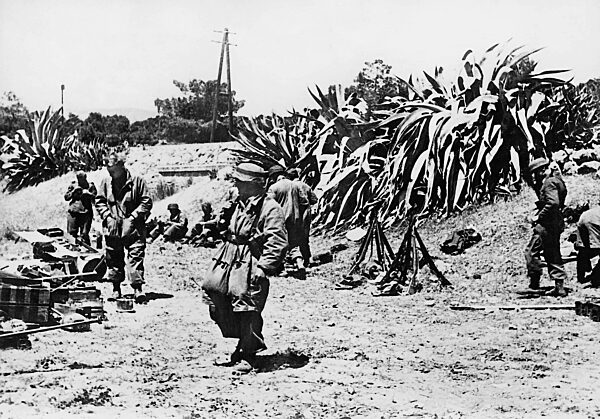 German paratroopers after the capture of the Corinthian Isthmus, 1941