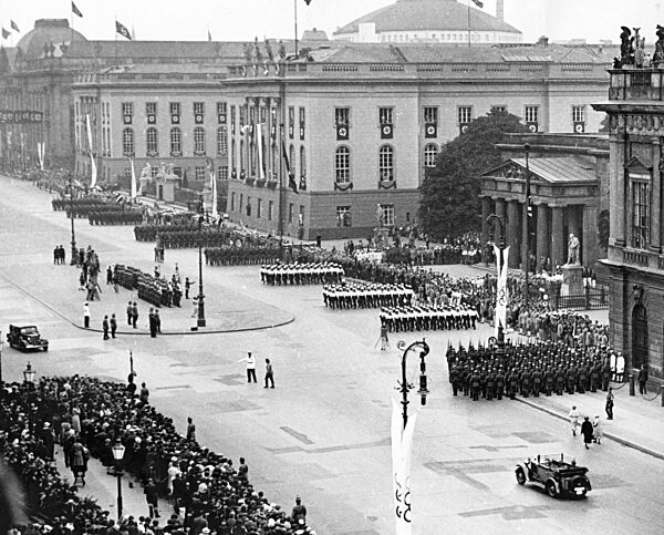 Olympic Games in Berlin: Marching of the guards of honour in front of the International Olympic Committee at the Memorial, 1936 