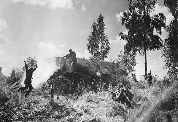 Russian soldier capitulates in front of Finnish soldiers, 1941