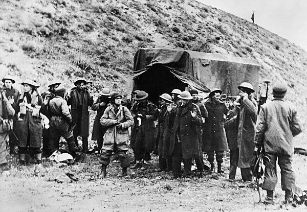 German paratroopers take British soldiers prisoner, 1941