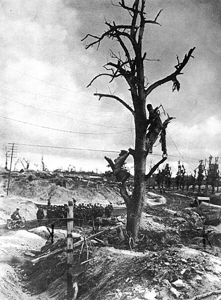 Britische Soldaten reparieren an der Somme Telefonleitungen, 1916