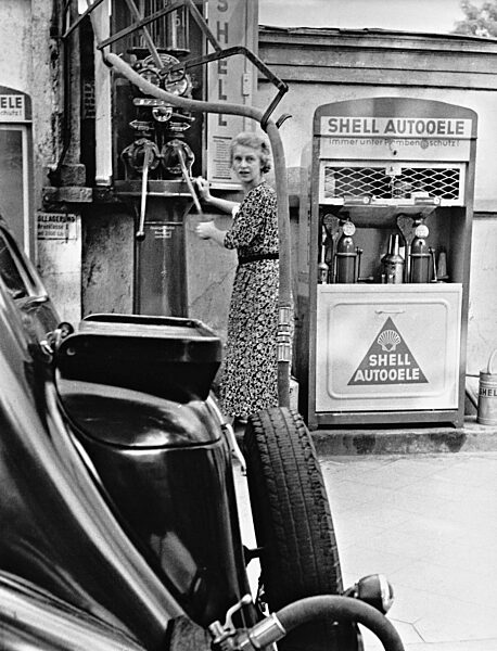 Frau beim Tanken, 1938