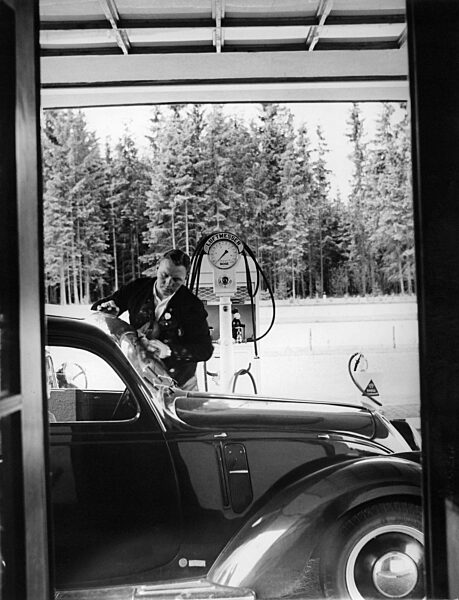 Autobahntankstelle, 1937