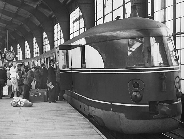 Flying Cologne in the train station Friedrichstrasse, 1938