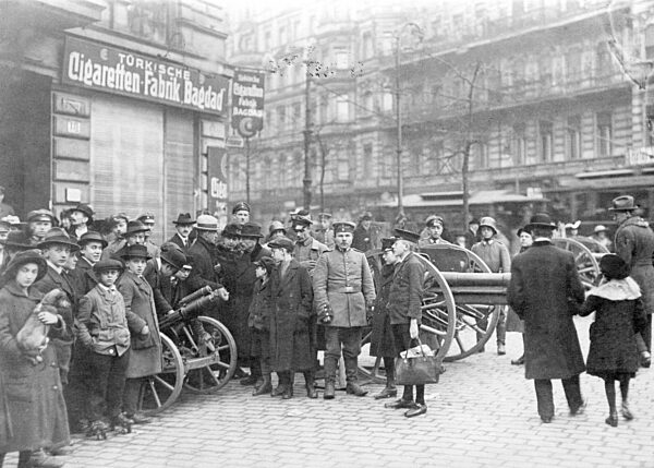 Artillery pieces of the government troops secure peace on election day, 1919
