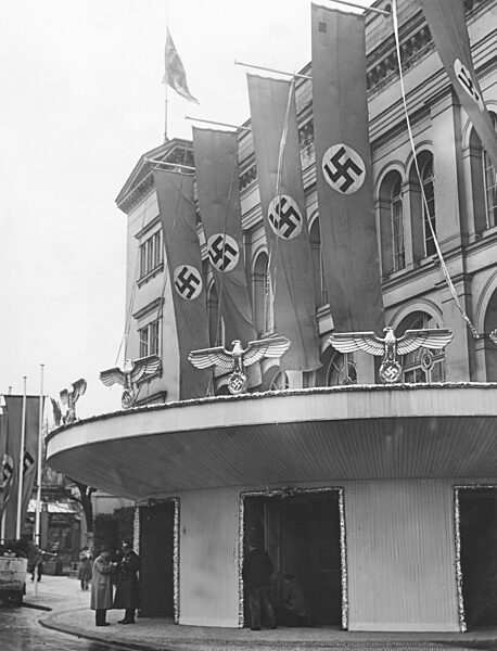 Mit Hakenkreuzfahnen beflaggte Krolloper, 1939