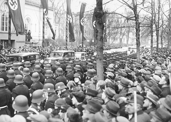 Menschenmenge vor der Berliner Krolloper, 1937